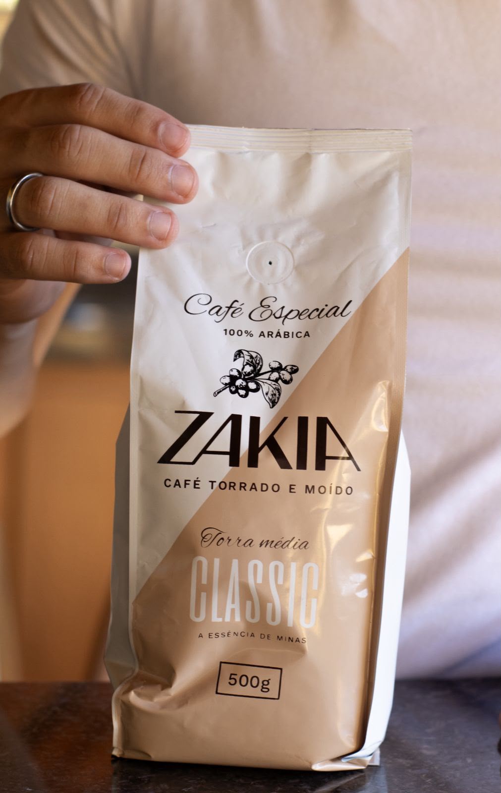 Embalagem Zakia Classic 500g sendo segurada